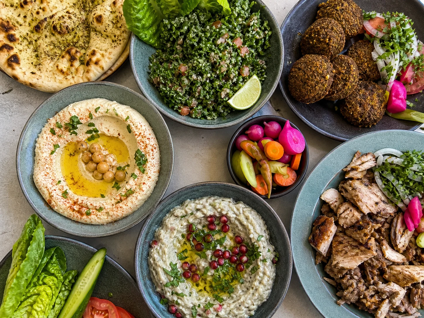 Syrische Platte mit Falafel, Schawarma, Hummus und Tabbouleh
